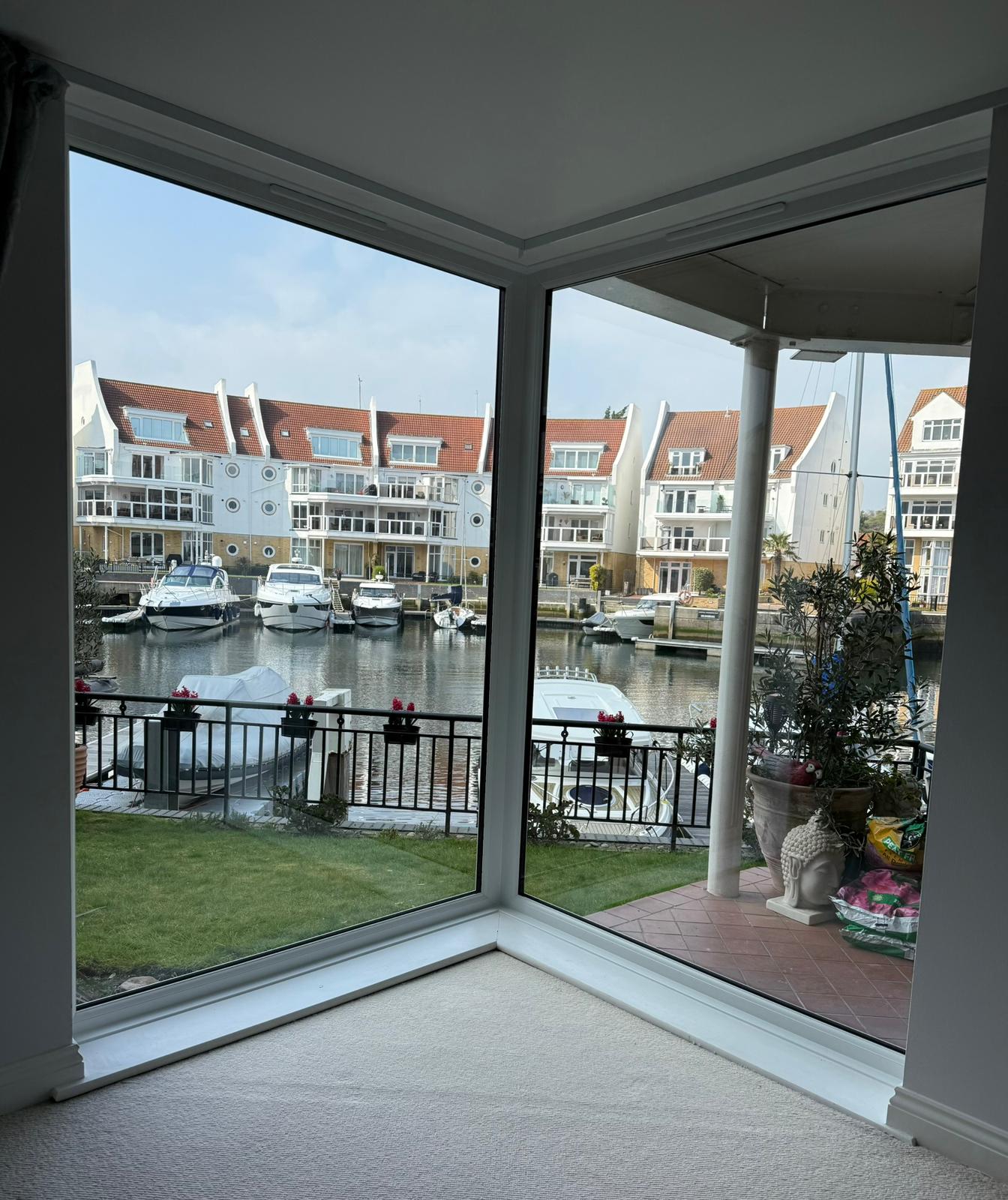 Spacious corner bay window from floor to ceiling featuring RILU’s modern window installation